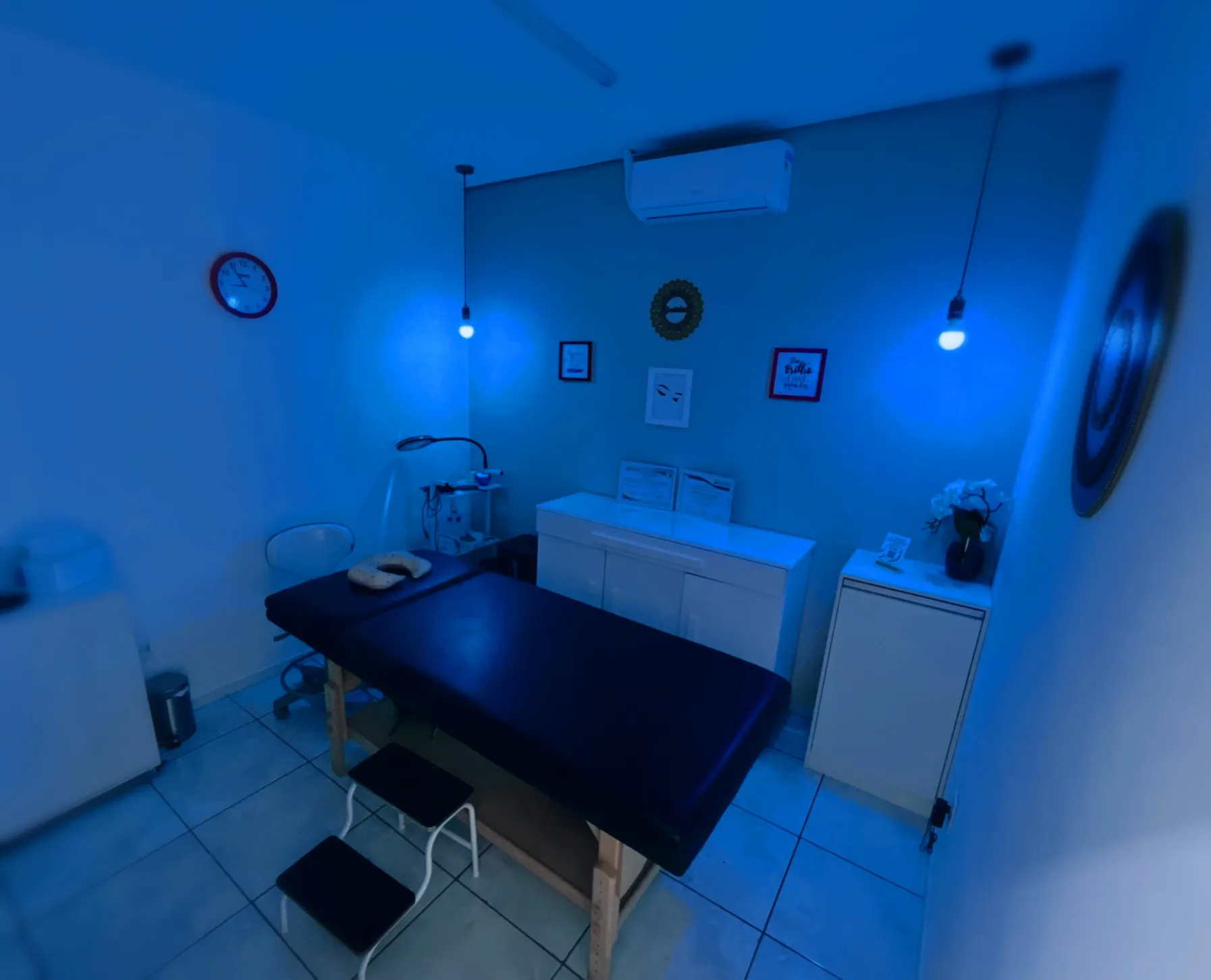 Sala de atendimento da Podologia ABC iluminada com luz de LED terapêutica